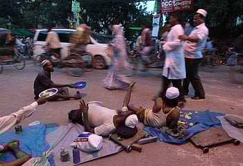 রাস্তার ওপর এসব পঙ্গু মানুষ ভিক্ষা করছেন দল বেঁধে। ছবি: মনিরুল আলম