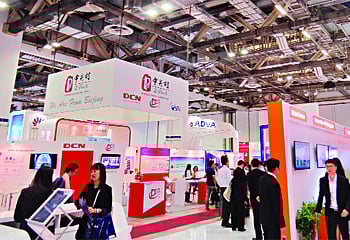 তথ্য ও যোগাযোগপ্রযুক্তির সর্বশেষ নমুনা দেখা গেছে কমিউনিক এশিয়া মেলায় ষ ছবি: লেখক