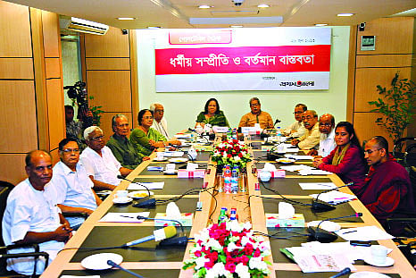 প্রথম আলো কার্যালয়ে গতকাল ‘ধর্মীয় সম্প্রীতি ও বর্তমান বাস্তবতা’ শীর্ষক গোলটেবিল বৈঠকে আলোচকেরা ষ প্রথম আলো