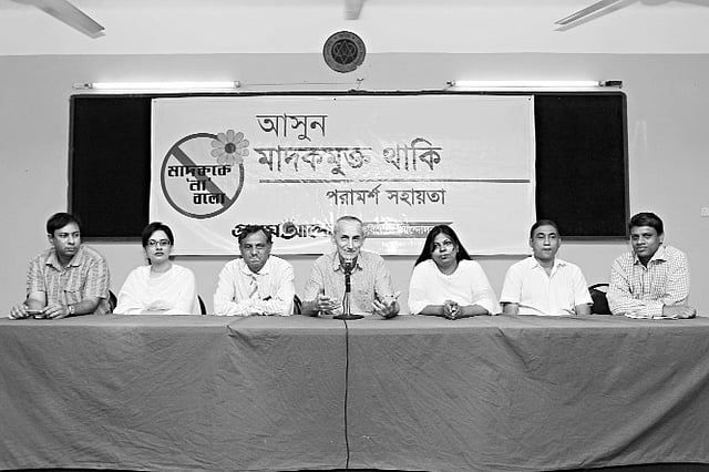 মাদক পরামর্শ সহায়তা দিচ্ছেন (বাঁ থেকে) ইকবাল মাসুদ, মেখলা সরকার, তাজুল ইসলাম, ব্রাদার রোনাল্ড ড্রাহোজাল, ফারজানা রহমান, ইফতেখার আহমেদ চৌধুরী ও আহমেদ হেলাল ছবি: প্রথম আলো