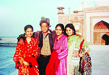 বাবা হুমায়ূন আহমেদের সঙ্গে তিন মেয়ে বিপাশা, শীলা ও নোভা