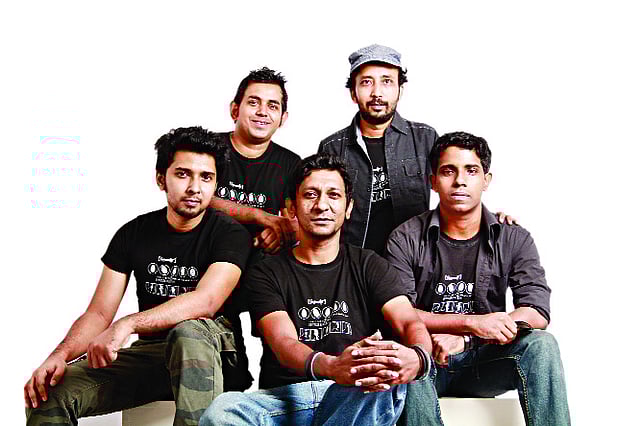 শিরোনামহীন ব্যান্ড দলের সদস্যরা: (দাঁড়িয়ে) রাসেল, জিয়া। (বসে) দিয়াত, তুহীন, শাফিন। ছবি: সৈকত ভদ্র