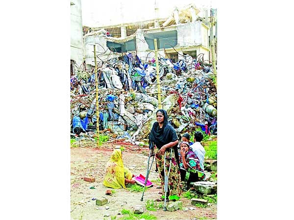 রুটি-রুজির কারখানা ভেঙে পড়েছে জীবনের ওপর। আহত মর্জিনার রোজগার পুরোপুরি বন্ধ। তার ওপর চিকিত্সার ব্যয়ভার। তাই মর্জিনাকে এখন সাহায্যের জন্য অন্যের দ্বারস্থ হতে হয়েছে। রানা প্লাজার পাশ থেকে গত বৃহস্পতিবার তোলা ষ ছবি: প্রথম আলো