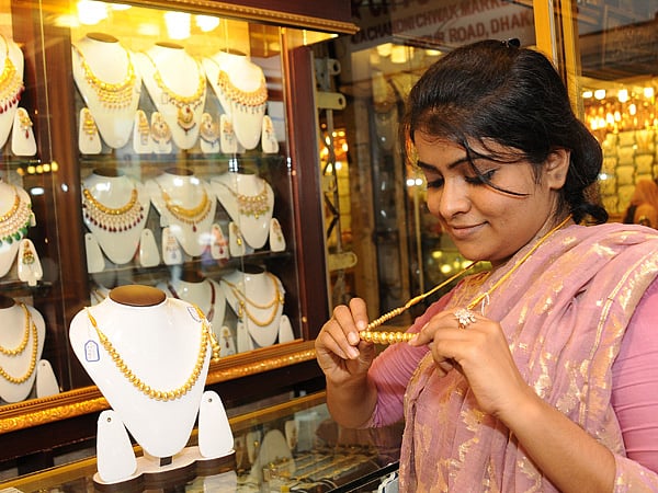 রাজধানীর চাঁদনী চক মার্কেটে গয়না পছন্দ করছেন এক ক্রেতা ষ ছবি: প্রথম আলো