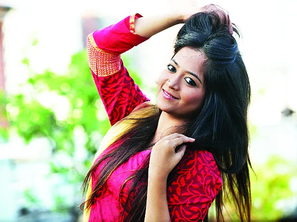 এই কদিন নিয়মিত যত্ন নিলে ঈদের দিন চুল থাকবে ফুরফুরে, সজীব। মডেল: অন্তরা, কৃতজ্ঞতা: হারমনি স্পা, ছবি: কবির হোসেন