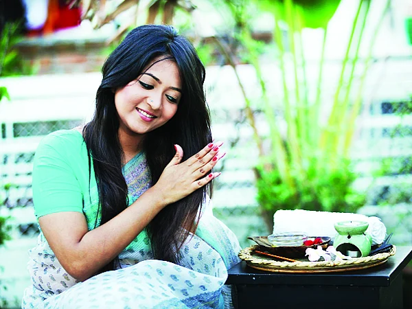 এই কদিন নিয়মিত যত্ন নিলে ঈদের দিন চুল থাকবে ফুরফুরে, সজীব। মডেল: অন্তরা, কৃতজ্ঞতা: হারমনি স্পা, ছবি: কবির হোসেন