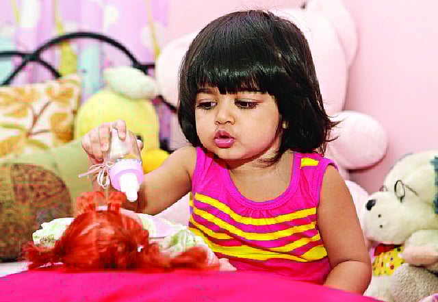 পোকা মাকড় তো ক্ষতিকরই, তবে এসব দূর করার ওষুধগুলোও হতে পারে মারাত্মক। বাড়িতে শিশু থাকলে তাই সাবধানে এসব ব্যবহার করুন। মডেল: টিয়ারা। ছবি: নকশা