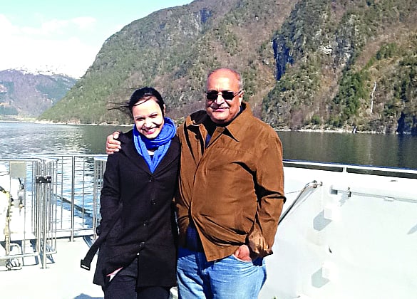 দেবপ্রিয় ভট্টাচার্যের সঙ্গে তাঁর মেয়ে আলেকজান্দ্রা ভট্টাচার্য