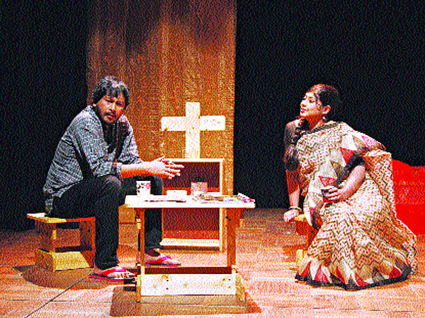 পরীক্ষণ থিয়েটারে গতকাল মঞ্চস্থ তৃতীয় একজন নাটকের একটি দৃশ্য ষ ছবি: প্রথম আলো