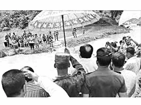 সীমান্তে দাঁড়িয়ে উদ্বাস্তু আদিবাসীদের ফিরে আসার আহ্বান একজন প্রতিমন্ত্রীর