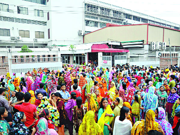 কারখানায় কর্মপরিবেশ
