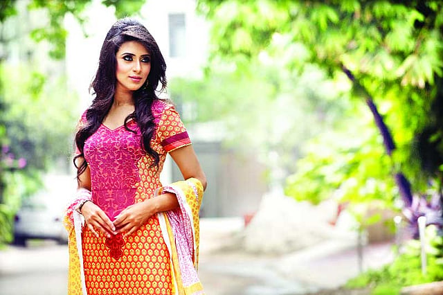 ব্লক প্রিন্ট শুনেই ভাববেন না পুরোনো ফ্যাশন; এর নকশায় এসেছে বেশ নতুনত্ব। মডেল: বিদ্যা সিনহা মিম, পোশাক: চৈতি, সাজ: কিউবেলা, ছবি: কবির হোসেন