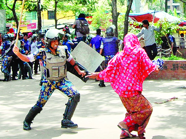 বন্ধ কারখানা চালুর দাবিতে এবং শ্রমিক ছাঁটাইয়ের প্রতিবাদে নারায়ণগঞ্জের চাষাঢ়ায় গতকাল পোশাকশ্রমিকেরা সড়ক অবরোধ করলে পুলিশ তাঁদের লাঠিপেটা করে ষ ছবি: প্রথম আলো