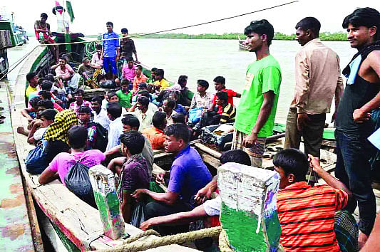 টেকনাফের নাফনদী দিয়ে সমুদ্রপথে বিদেশ যাত্রার সময় কোস্টগার্ডের হাতে আটক ট্রলারসহ একদল যাত্রী প্রথম আলো