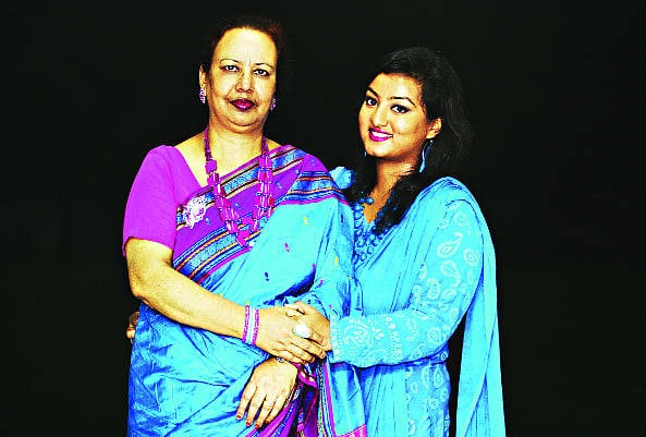 কামরুন নাহার ডানার সঙ্গে তাঁর মেয়ে ফারাহ তাহসিন। ছবি: অধুনা