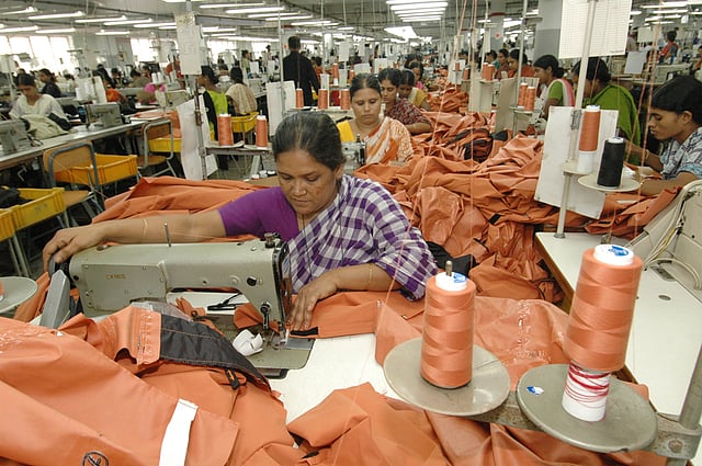 তৈরি পোশাক কারখানায় কর্মরত এই নারীরা কার কাছে রেখে আসবেন তাঁর সন্তানকে? — ফাইল ছবি প্রথম আলো