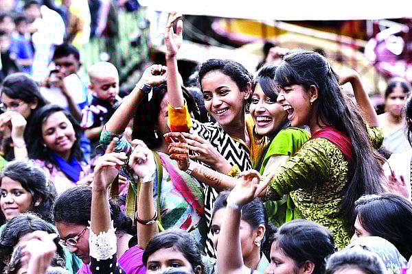 রাইড চড়ে নেচেগেয়ে কেটেছে সারা বেলা। প্রথম আলোর উদ্যোগে জিপিএ-৫ সংবর্ধনা অনুষ্ঠানে ফয়’স লেকে গত শুক্রবার অন্য রকম দিন কাটিয়েছে মেধাবী শিক্ষার্থীরা সৌরভ দাশ
