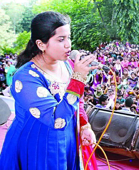 গান করেন ন্যান্সি