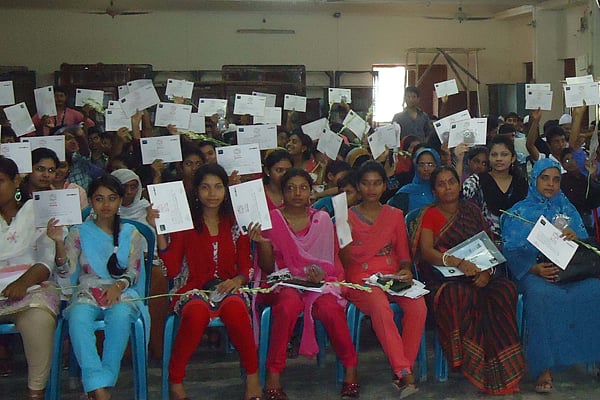 মাদারীপুর এম এম হাফিজ মেমোরিয়াল পাবলিক লাইব্রেরি মিলনায়তনে জেলার চারটি উপজেলার কৃতী শিক্ষার্থীরা ছবি: প্রথম আলো