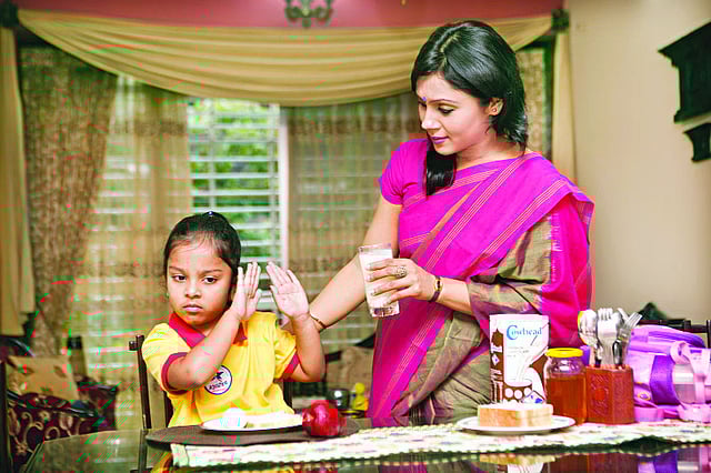 এটা খাব না। ভালো লাগে না। মায়ের ওপর এত্ত রাগ... মডেল: অহনা ও রায়কা। ছবি: অধুনা