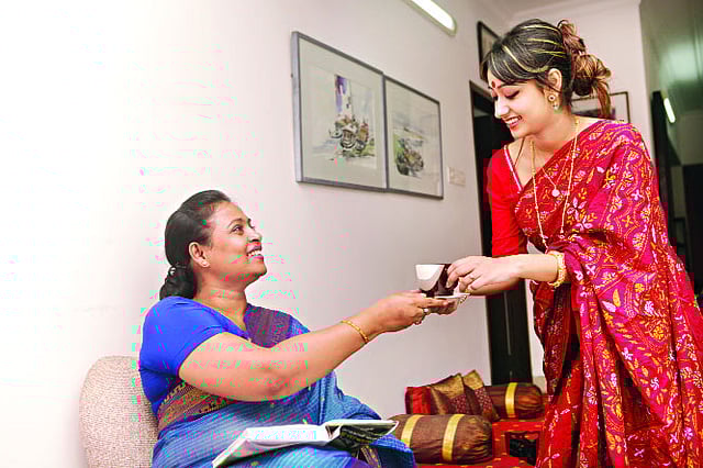 ‘মা, আমি আপনার জন্য চা বানিয়েছি’ ব্যস, খুশি হলেন শাশুড়ি