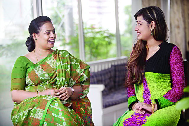 অবসরে একটু নাহয় গল্পই করলেন শাশুড়ির সঙ্গে। এতে মিলও হবে, বন্ধুত্বও তৈরি হবে। মডেল: রওনক আলম ও পিয়ানো। ছবি: অধুনা