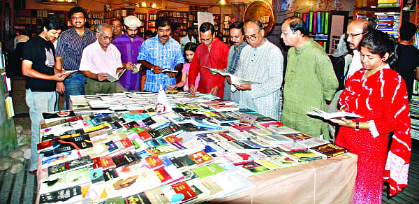 বাতিঘরের প্রতিষ্ঠাবার্ষিকী উপলক্ষে আয়োজিত বই উত্সবে দর্শনার্থী ও অতিথিরা