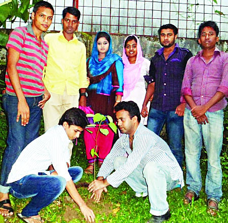 খুলশী বন্ধুসভার বৃক্ষরোপণ কর্মসূচিতে বন্ধুরা