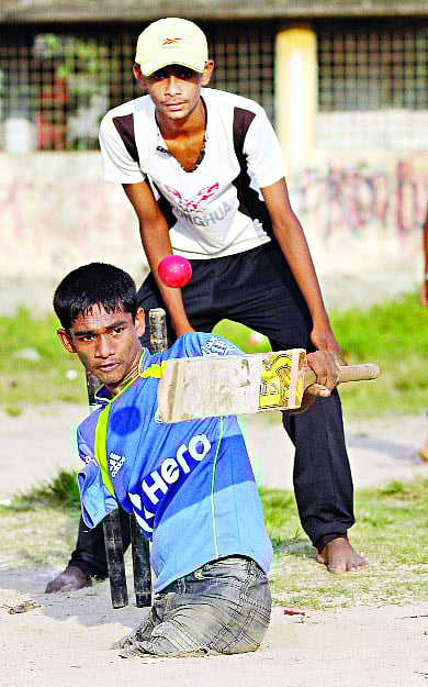 তামিম ইকবালের মতো ব্যাটিং করার চেষ্টা শরীফের। ছবি: সৌরভ দাশ