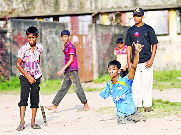 বোলিংয়েও কম যান না শরীফ