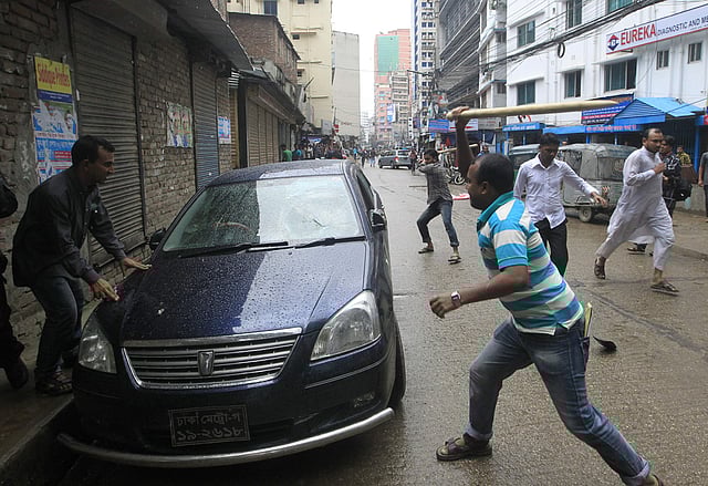 মন্ত্রী-বিচারপতি-পুলিশের বাসা ও কার্যালয়ের সামনে ককটেল