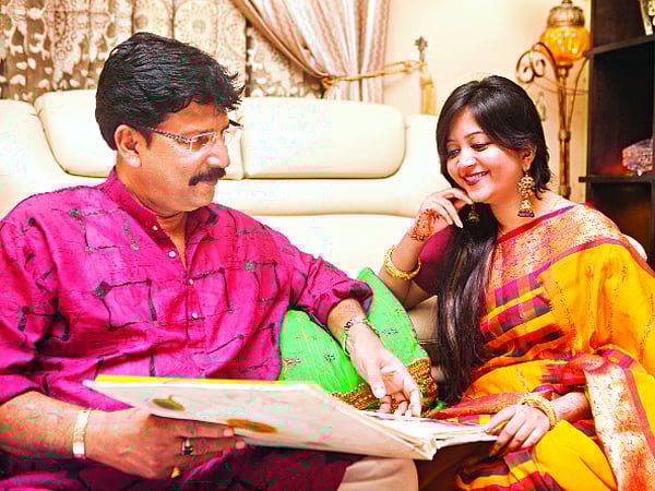 নিজের পরিবারের সঙ্গে যেভাবে মিশতেন, সেভাবে মেশার চেষ্টা করুন শ্বশুরবাড়িতেও