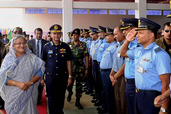 ঢাকা সেনানিবাসে গতকাল বাংলাদেশ বিমানবাহিনীর দরবারে যোগ দিতে গেলে প্রধানমন্ত্রী শেখ হাসিনাকে স্বাগত জানান বিমানবাহিনীর সদস্যরা ষ ছবি: বাসস