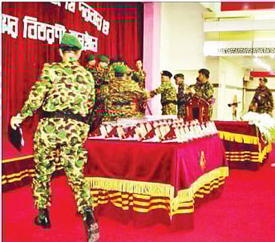 আক্রমণকারী জওয়ানকে ধরে ফেলেছেন অন্য কর্মকর্তারা