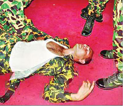 মহাপরিচালকে অস্ত্র ধরেই জ্ঞান হারিয়ে ফেলেন জওয়ান মঈন