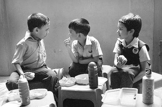 শিশুদের খাবারের পুষ্টি নিশ্চিত করতে হবে। ছবি: সৈকত ভদ্র