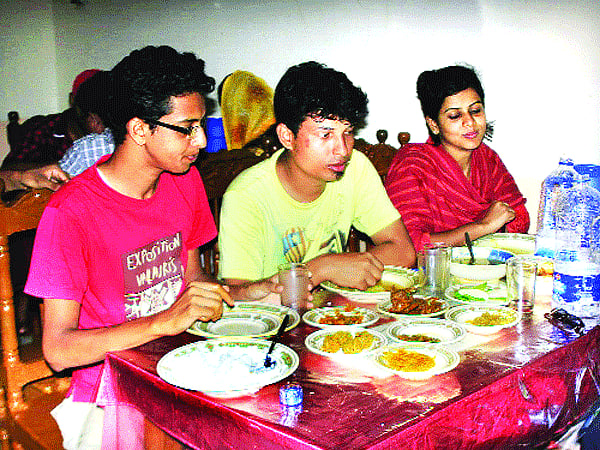 ভিড় এড়িয়ে বসে পড়ুন পাঁচভাইয়ে আর ফরমাশ দিন পছন্দের খাবারের। ছবি: লেখক