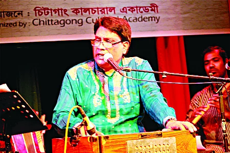 গান করেন শিল্পী শাহরিয়ার খালেদ