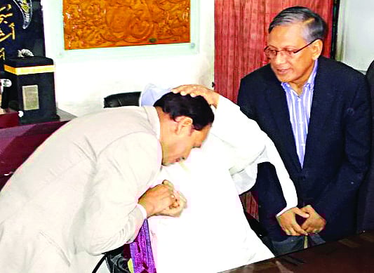 হুসেইন মুহম্মদ এরশাদকে মাথায় হাত বুলিয়ে দোয়া করছেন শাহ আহমদ শফী প্রথম আলো