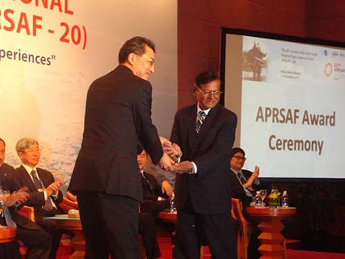 এফ আর সরকারের হাতে APRSAF Award তুলে দেওয়া হচ্ছে।