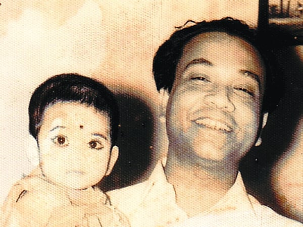 বাবা ডা. আবদুল আলীম চৌধুরীর কোলে লেখক