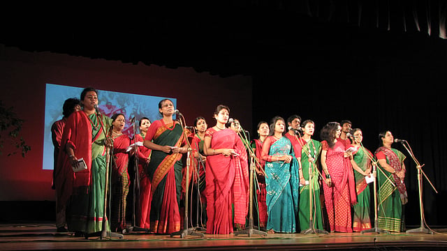 ছায়ানট সংস্কৃতি ভবন মিলনায়তনে বিজয় দিবসের অনুষ্ঠানে সমবেত সংগীত পরিবেশনা ছবি: প্রথম আলো