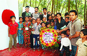 খুলশী বন্ধুসভার সদস্যদের পুষ্পস্তবক অর্পণ