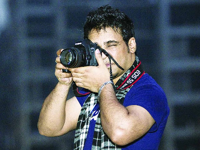 আজকাল শখে ছবি তুলছেন