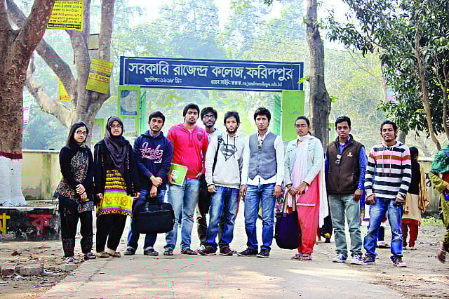 এগিয়ে চলেছেন রাজেন্দ্র কলেজের শিক্ষার্থীরা। ছবি: সালমান রহমান