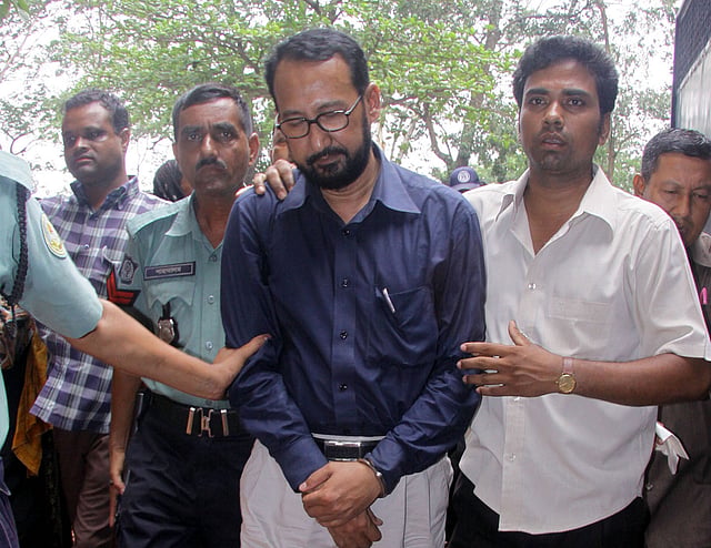 দশ ট্রাক অস্ত্র মামলায় চট্টগ্রামের আদালতে হাজির হন জাতীয় নিরাপত্তা গোয়েন্দা সংস্থার (এনএসআই) মাঠ কর্মকর্তা (ফিল্ড অফিসার) আকবর হোসেন। ছবিটি ২০০৯ সালের ১৯ এপ্রিল তোলা। ছবি: প্রথম আলো