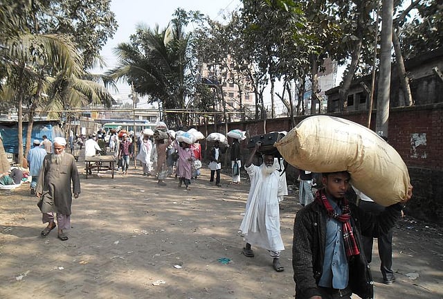 টঙ্গীর ইজতেমা ময়দানের দিকে সারিবদ্ধ মানুষের ঢল। ছবি: মোহাম্মদ আলম।