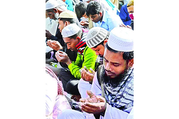 বিশ্ব ইজতেমার দ্বিতীয় পর্বের আখেরি মোনাজাতে আল্লাহর দরবারে মানুষের অশ্রুসজল প্রার্থনা । ছবি: প্রথম আলো