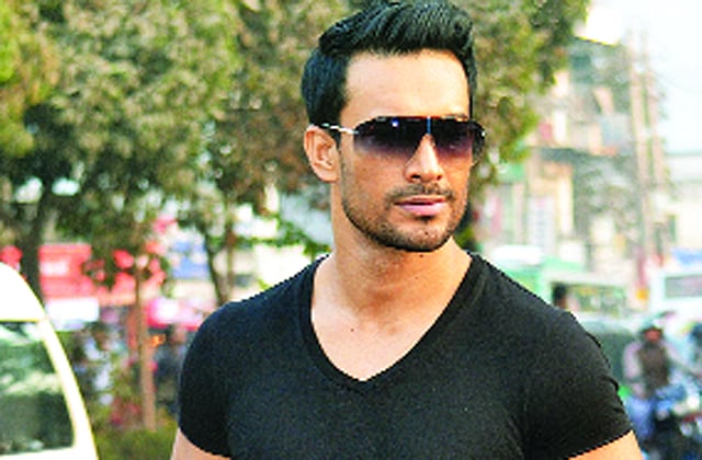 ঢাকার রাস্তায় সুপার মডেল। গত মাসে ছবিটি তুলেছেন কবীর শাহরিয়ার