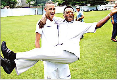 পেলেকে কোলে নিয়ে কী বার্তা দিচ্ছেন নেইমার—আমি আপনার যোগ্য উত্তরসূরি?